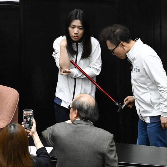 涉斷杖打傷徐巧芯！柯建銘未出庭 法院一度「裁定拘提」